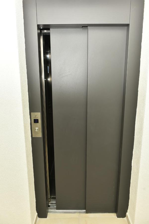 Grand Lux Apartman Cacak Luaran gambar